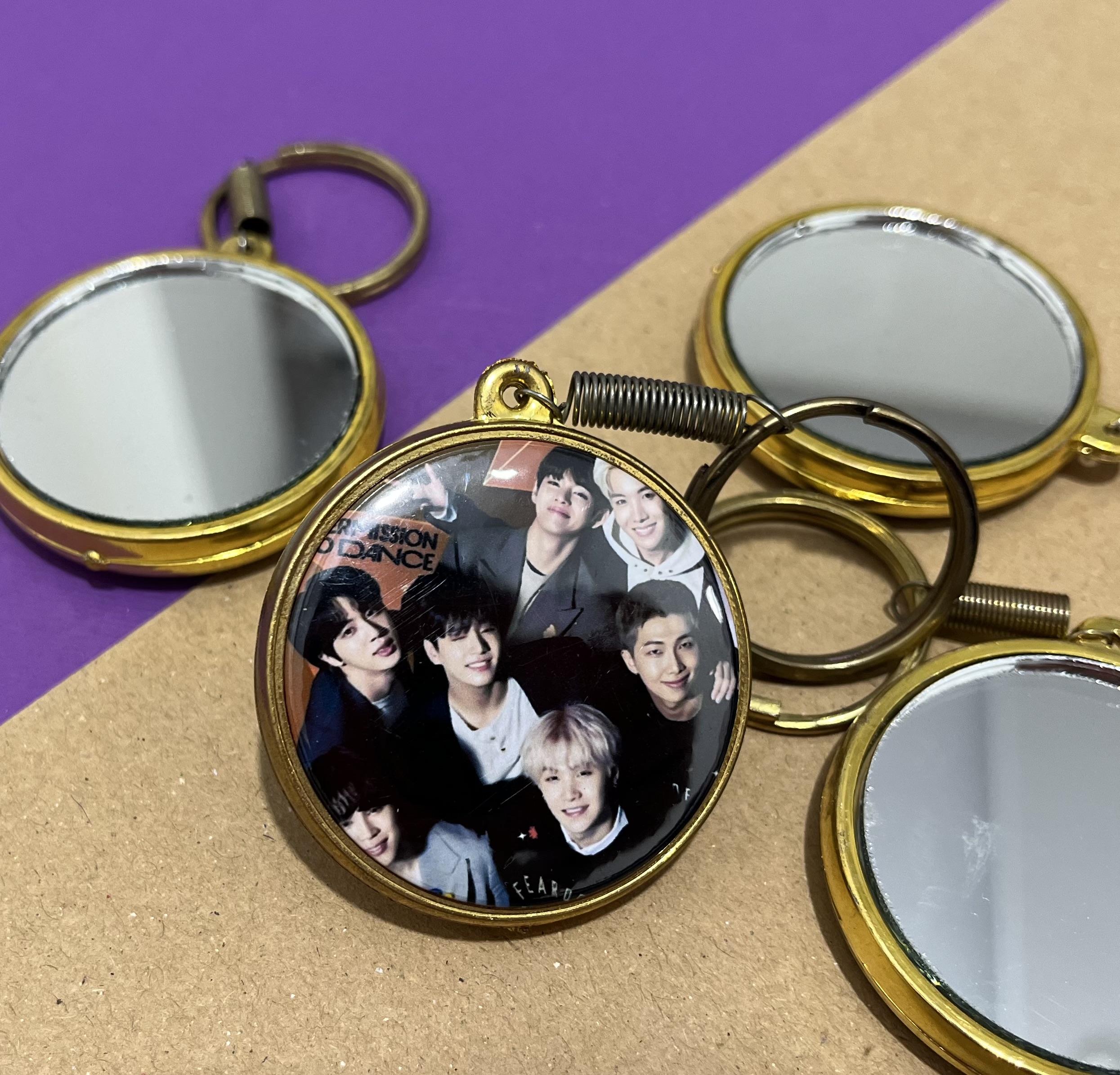 جاکلیدی آینه دار bts تم مشکی قرمز